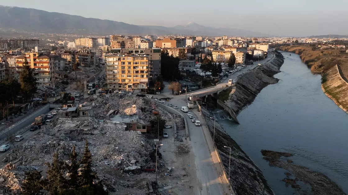 تۇركياداعى جەر سىلكىنىسى سالدارىنان جارتاس قاق ءبولىندى