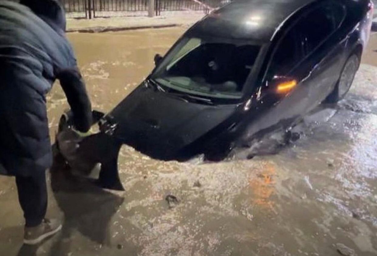 قاراعاندىدا ەكى كولىك شۇڭقىرعا قۇلاپ كەتتى