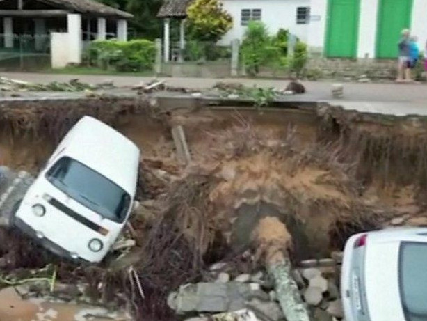 برازيليادا سۋ تاسقىنىنان 36 ادام قازا تاپتى