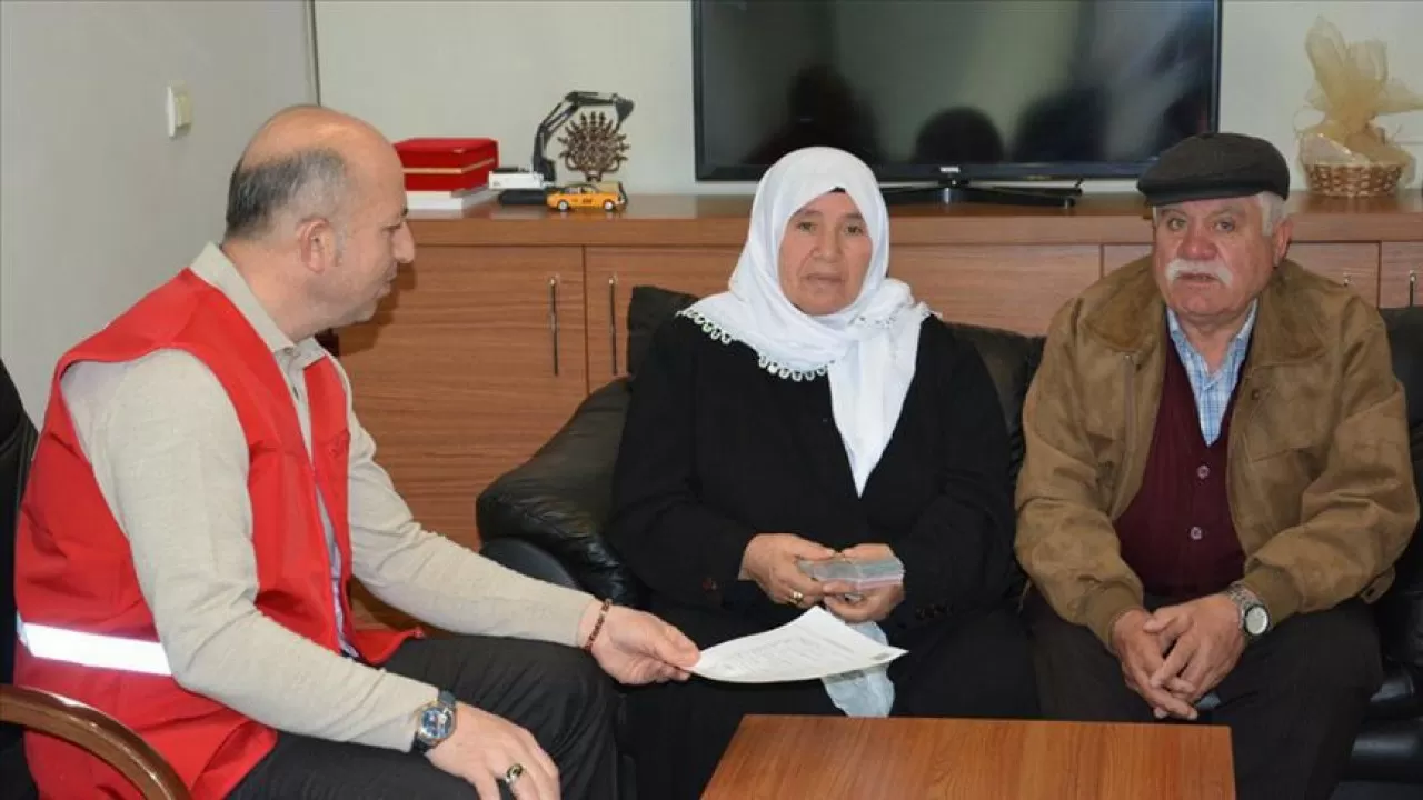 ەرلى-زايىپتىلار 20 جىل بويى قاجىلىققا جيناعان اقشاسىن ءزىلزالا قۇرباندارىنا اۋدارعان