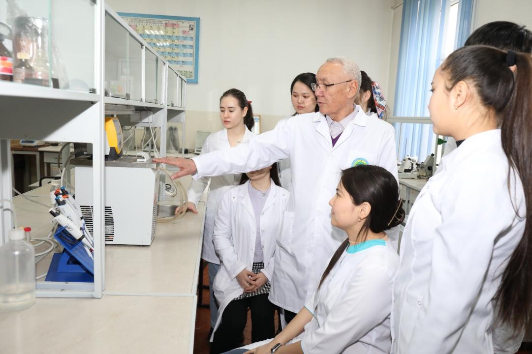 قازاقستاندا بىلىكتى زووينجەنەرلەر دايارلانادى