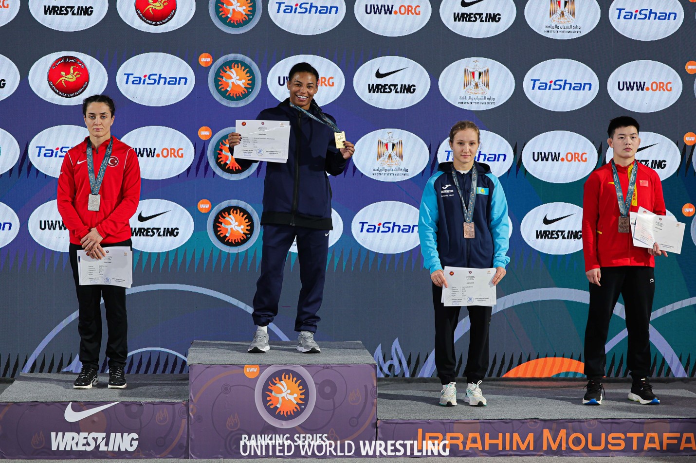 قولاعا تولعان قورجىن