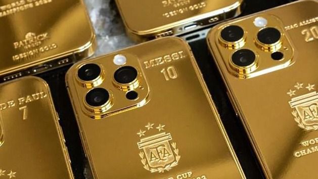 مەسسي ءوز كومانداسىنا التىنمەن قاپتالعان iPhone سىيعا تارتادى