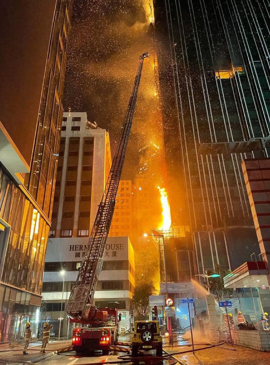 قىتايدا سالىنىپ جاتقان عيمارات ورتەنىپ كەتتى