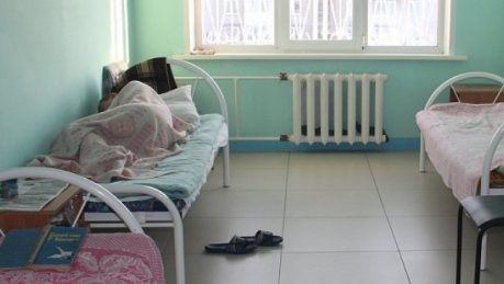 تالعارلىق ايەل قىزىن ناركوديسپانسەرگە جاتقىزۋ ءۇشىن ەكى ەر ادامدى جالداعان