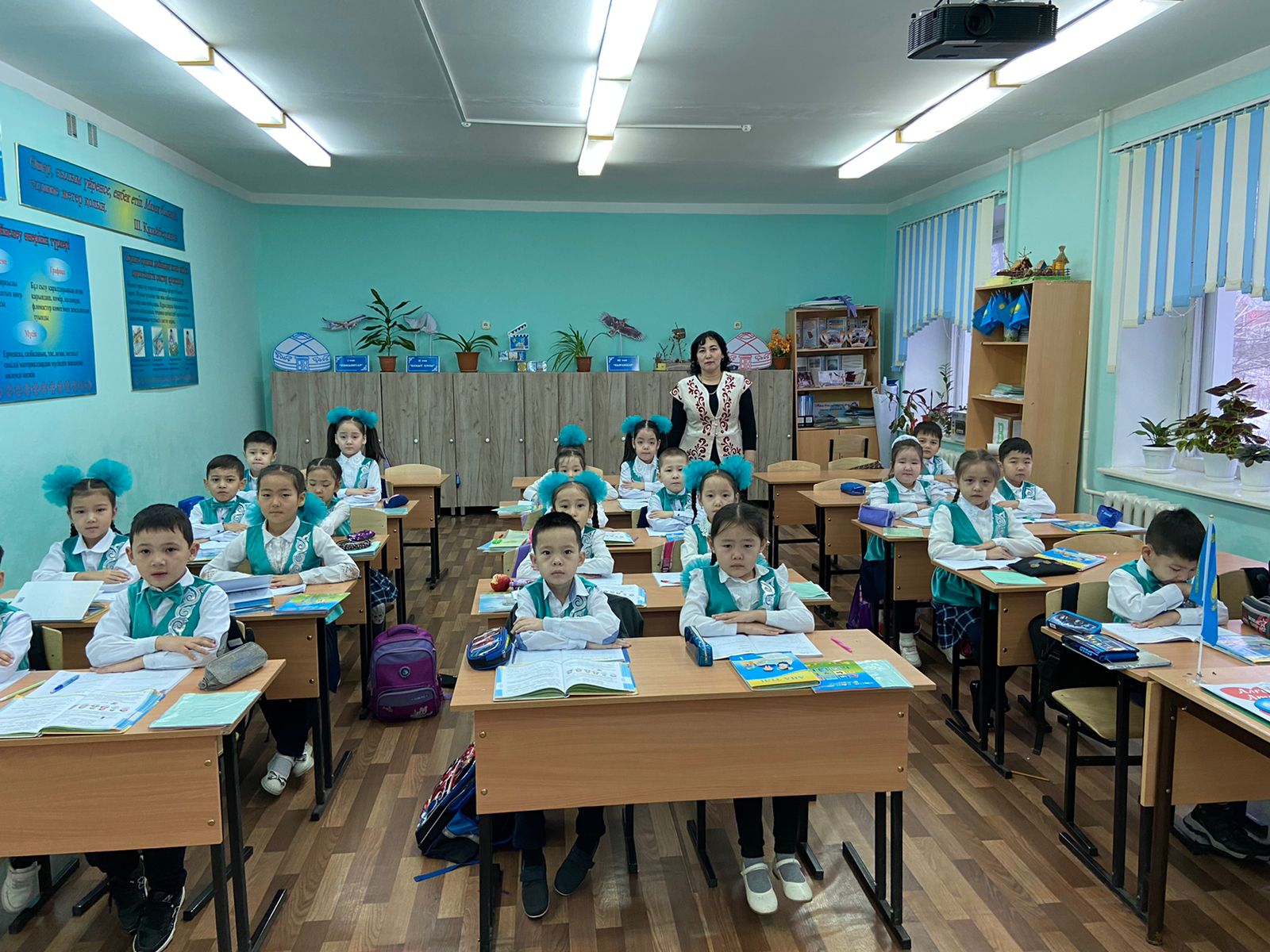 ۇلتتىق كيىمدى  ۇلىقتاعان مەكتەپ