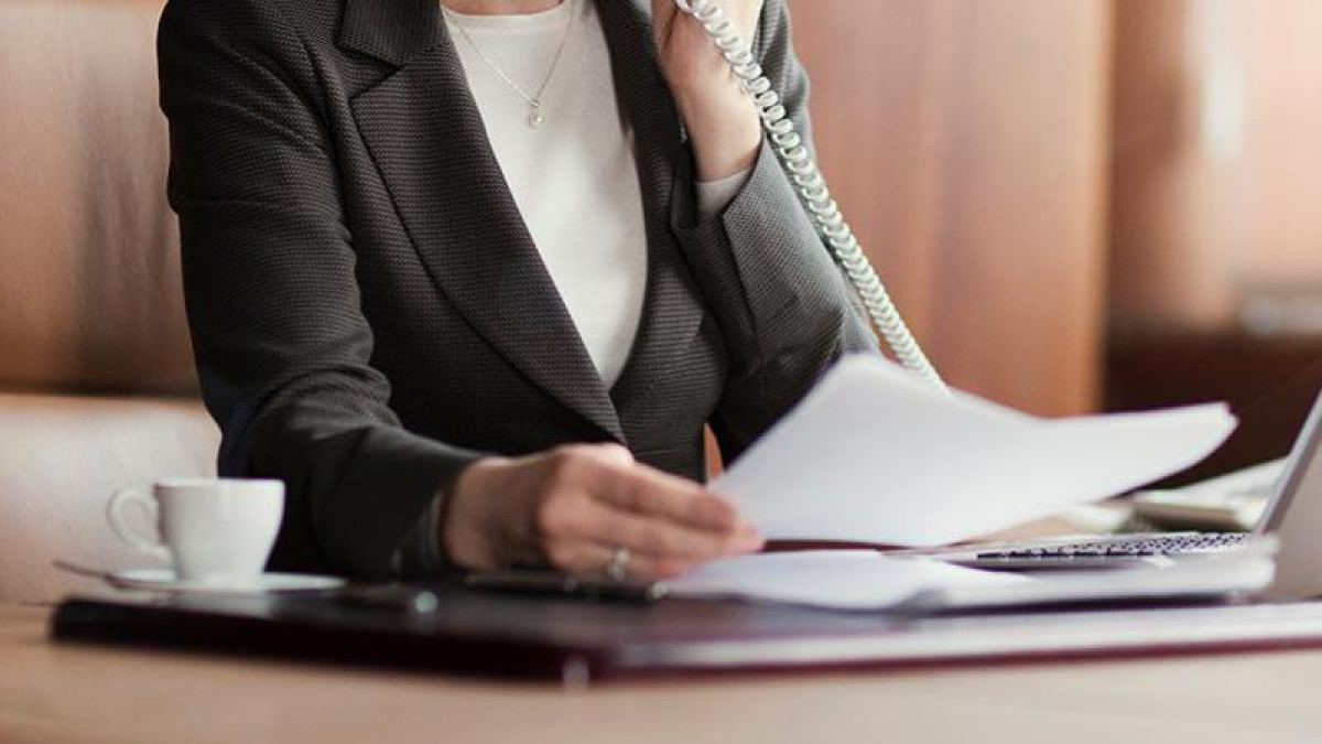 مەملەكەتتىك قىزمەتكەرلەردىڭ جارتىسىنان استامى – ايەلدەر