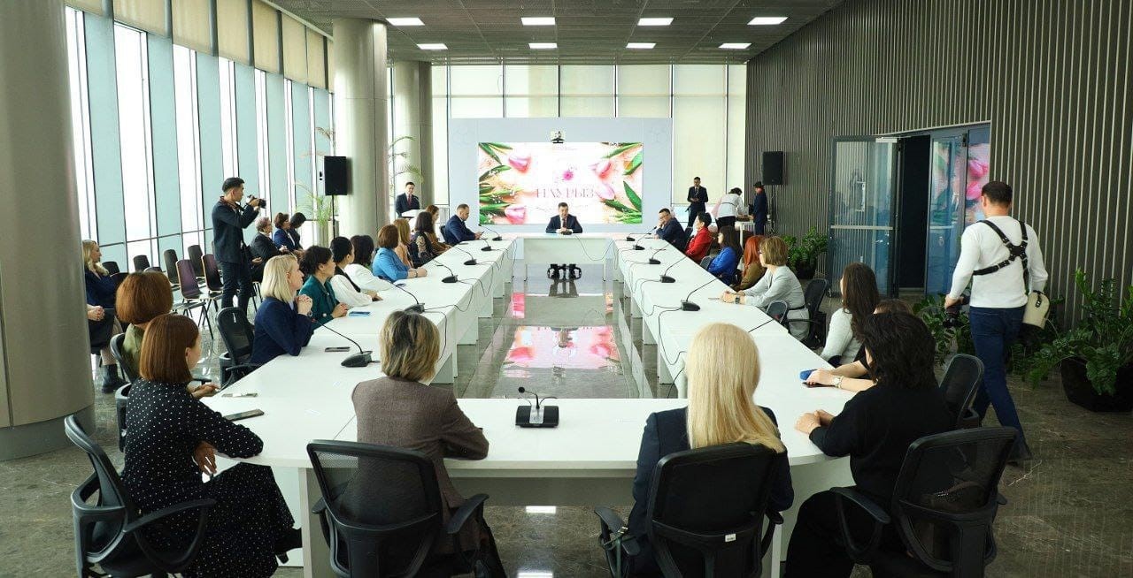 كوكتەم مەرەكەسىمەن قۇتتىقتادى