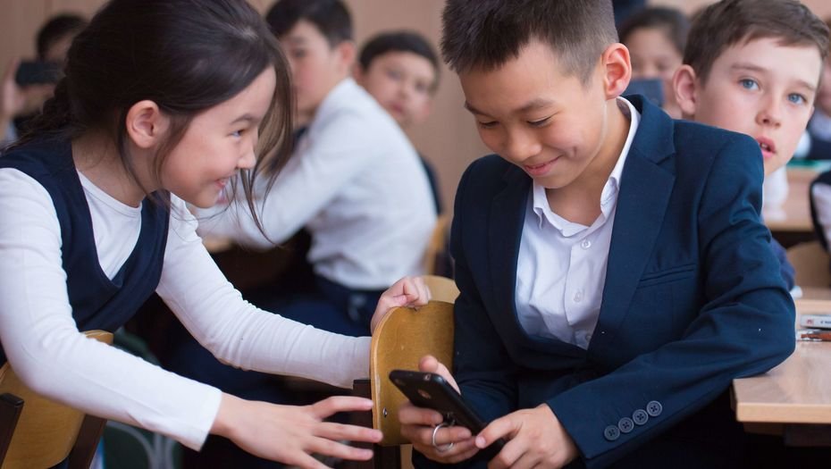 ساباق كەزىندە تەلەفون ۇستاۋعا زاڭ جۇزىندە تيىم سالىنۋى مۇمكىن