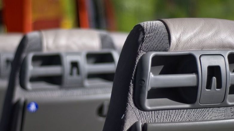 ارمەنيادا وقۋشىلار اۆتوبۋسى بيىكتەن وزەنگە قۇلاپ كەتتى