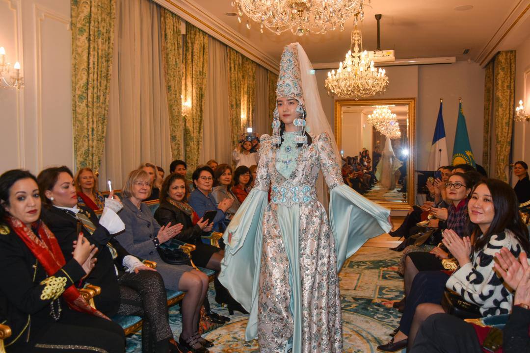 قازاقستاننىڭ ىسكەر ايەلدەرى پاريجدە قازاق مادەنيەتىن تانىستىردى