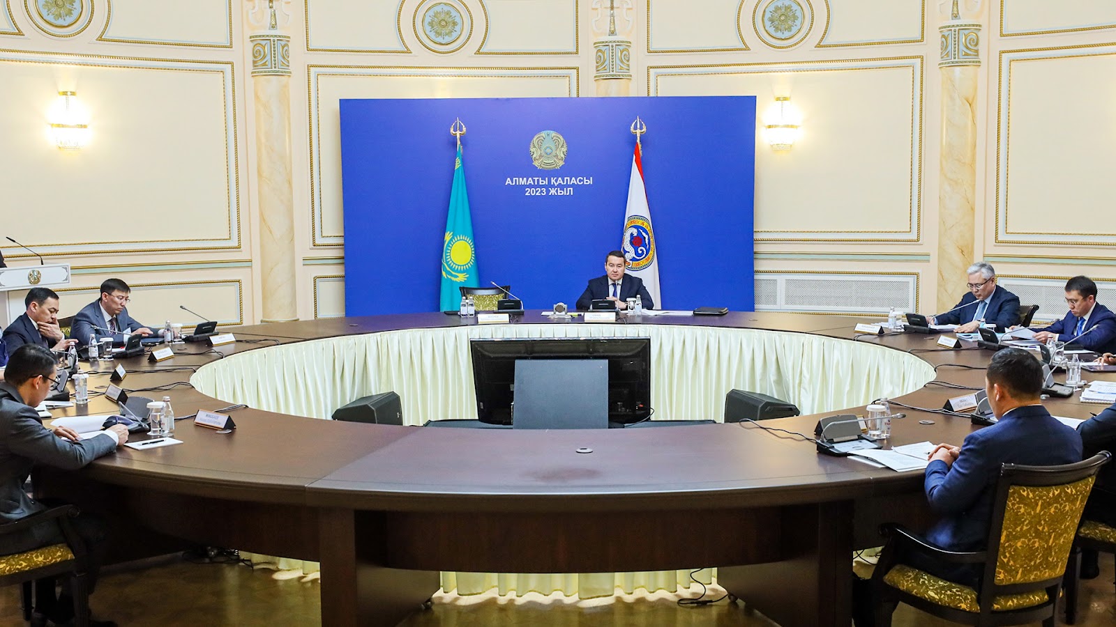 ادىمى ايقىن الماتى