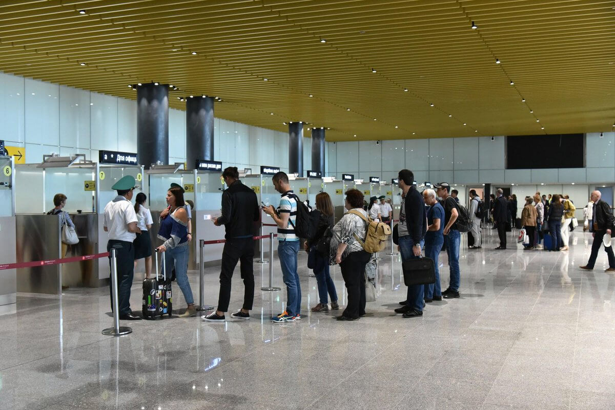 اۋەجايدا نەگە كەيبىر جولاۋشىلاردىڭ عانا اياق كيىمىن شەشكىزىپ تەكسەرەدى؟