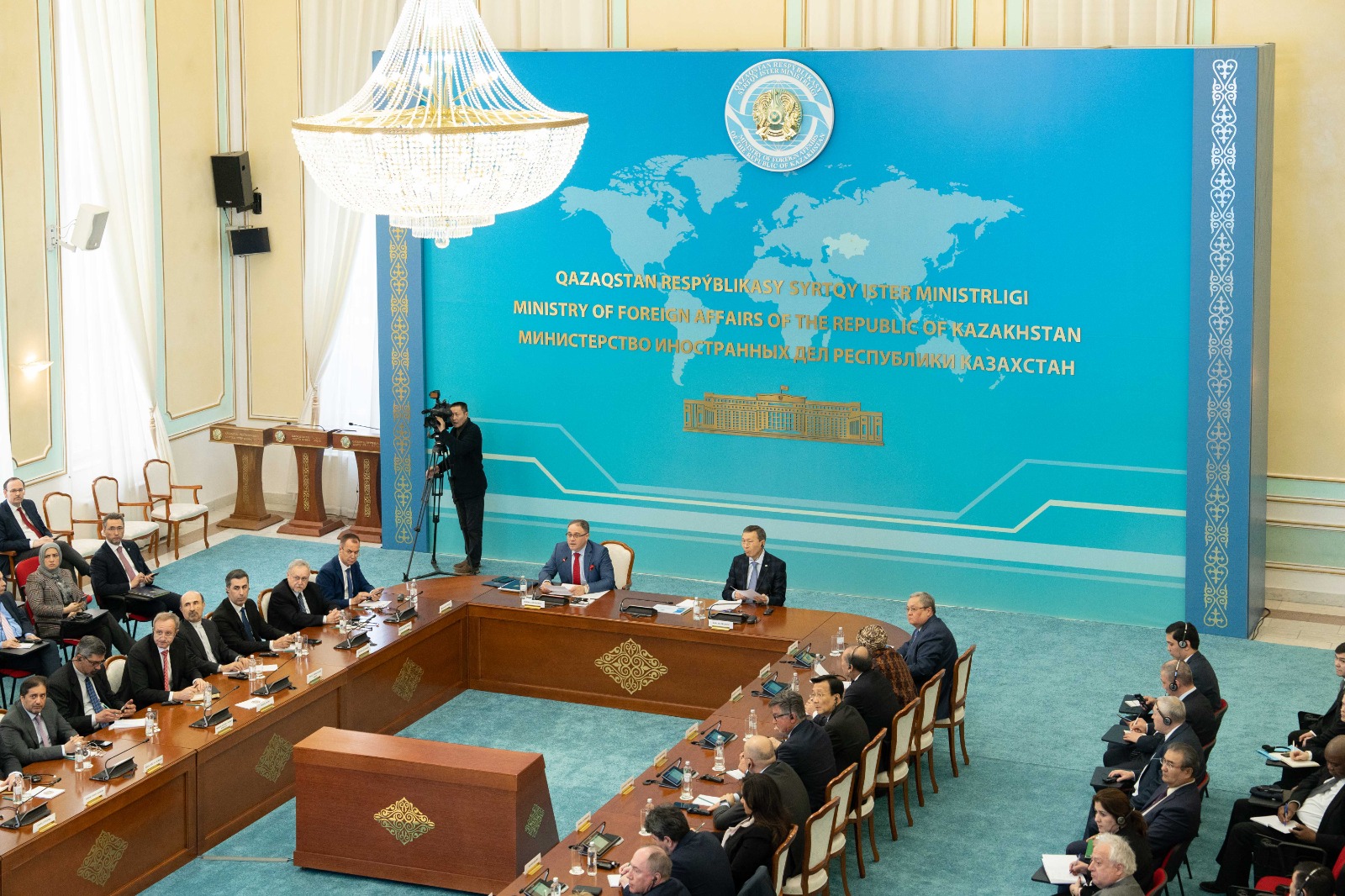 سايلاۋ: اشىقتىق پەن دەموكراتيالىق ۇستانىم