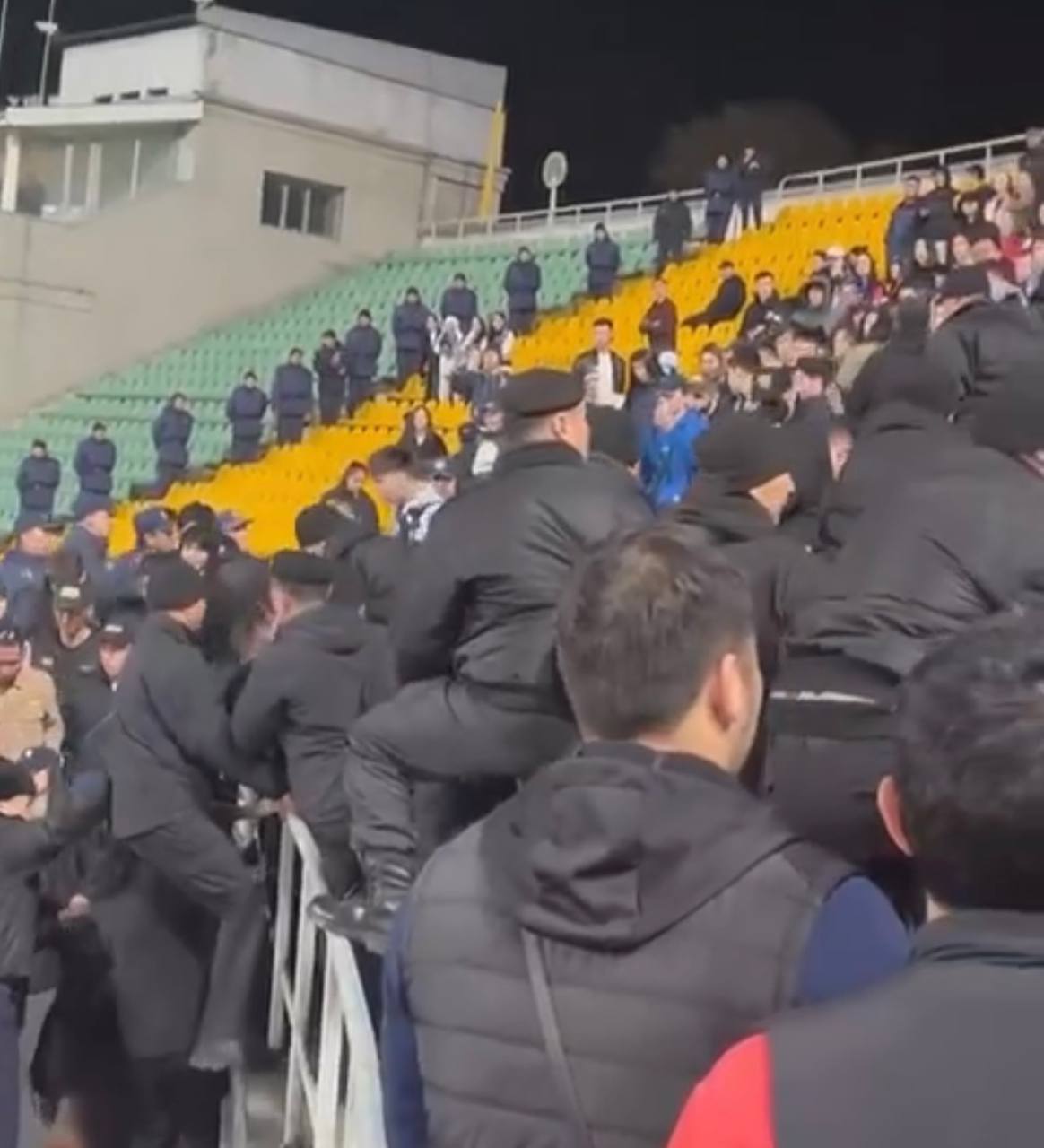 ماتچ كەزىندە جانكۇيەرلەرگە قىسىم كورسەتىلگەن