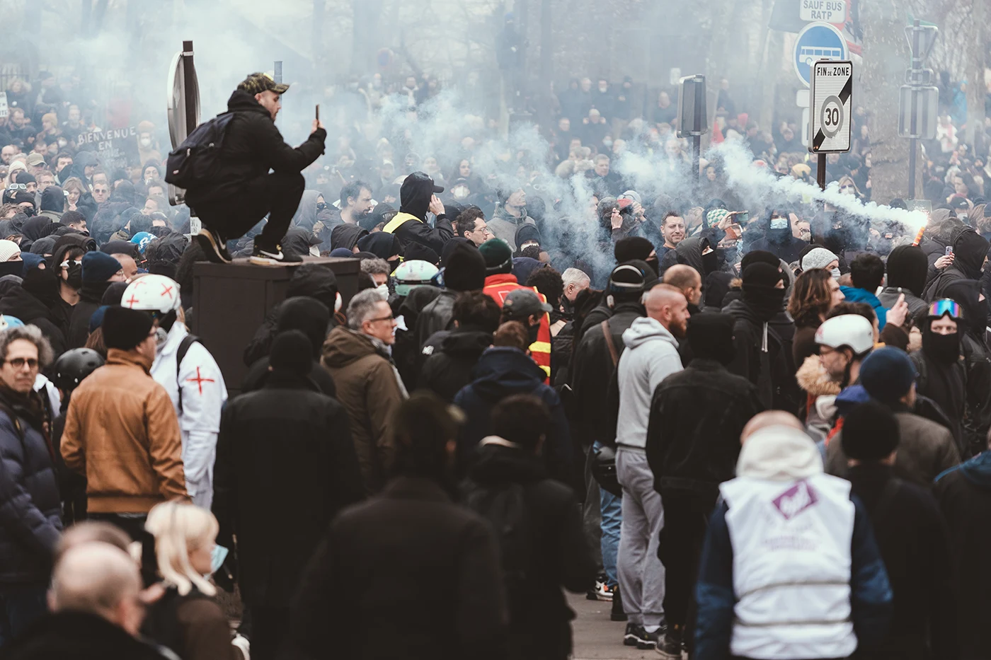 فرانتسيادا زەينەتاقى رەفورماسىنا قارسى شەرۋلەر ۇدەپ بارادى