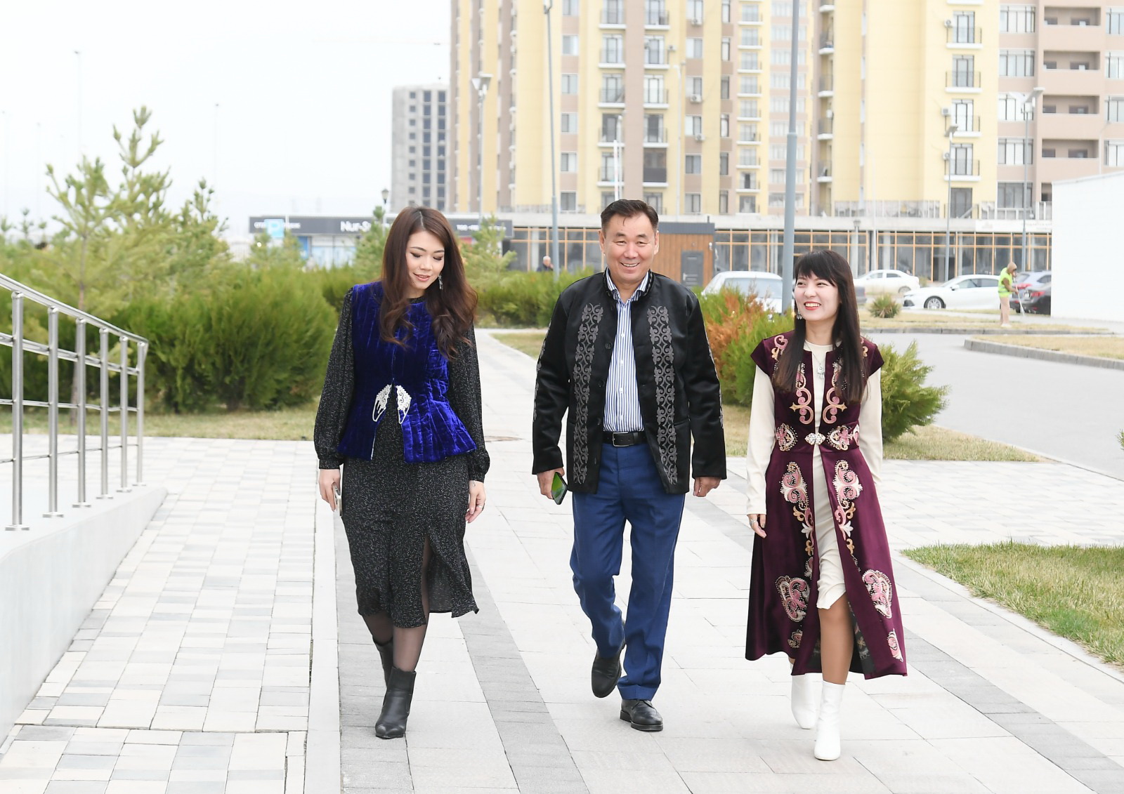 شەنەۋنىكتەر جۇمىسقا ۇلتتىق كيىممەن كەلدى