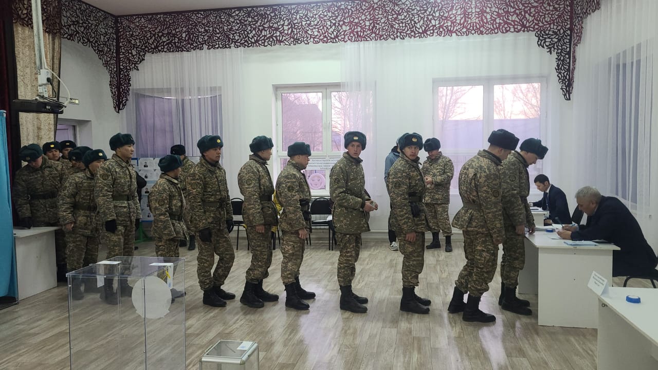 بەينەۋدە اسكەريلەر داۋىس بەردى