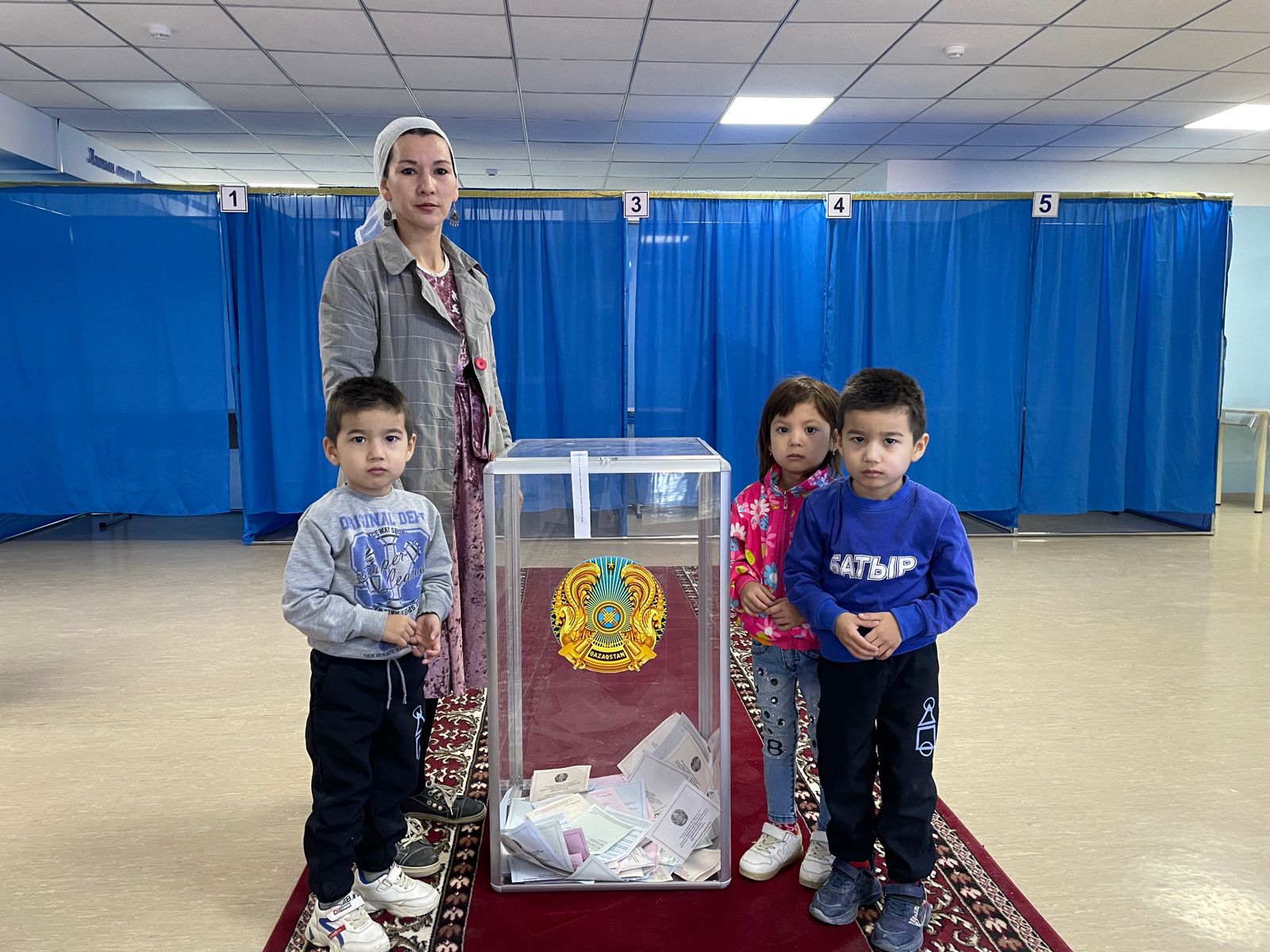 مۇنايلى اۋدانىندا 5 جاسار ۇشەمنىڭ اتا-اناسى تاڭداۋ جاسادى