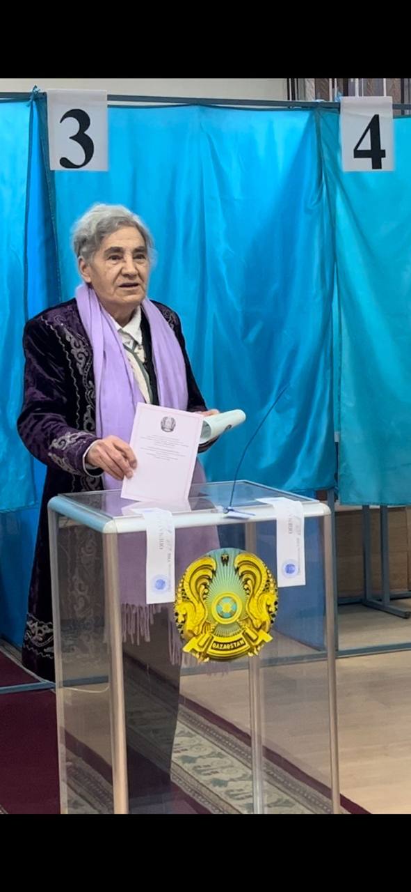 اسىلى وسمان العاشقىلاردىڭ ءبىرى بولىپ داۋىس بەردى