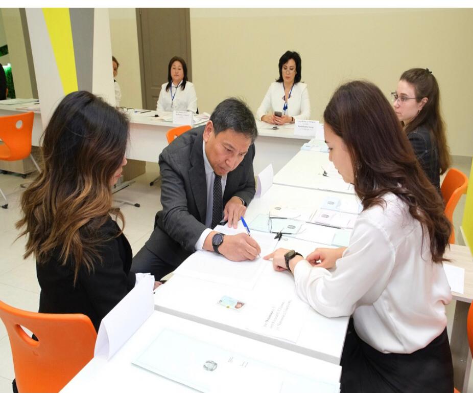 ەربولات دوساەۆ سايلاۋعا جۇبايىمەن بىرگە كەلدى