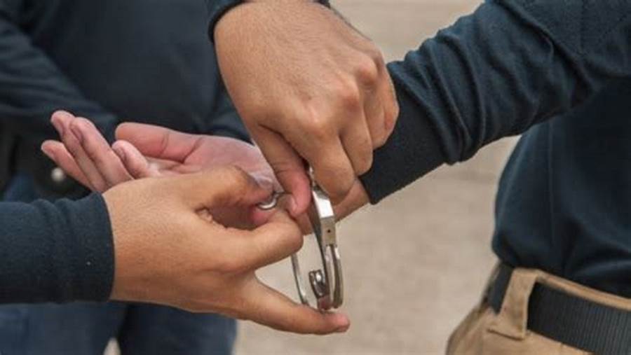 ماڭعىستاۋ وبلىسىندا ەكى قىزدى زورلاعان ەر ادام تەرەزەدەن سەكىرىپ كەتتى