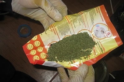 پوليتسيا شەتەلدىك ازاماتتىڭ كولىگىنەن گاشيش تاركىلەدى