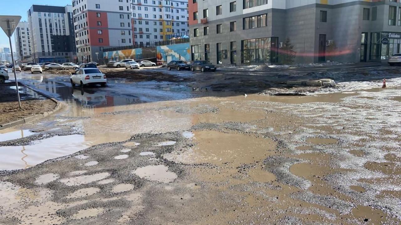 كەيبىر كوشەلەردە اسفالت قارمەن بىرگە اعىپ كەتكەندەي - جەڭىس قاسىمبەك