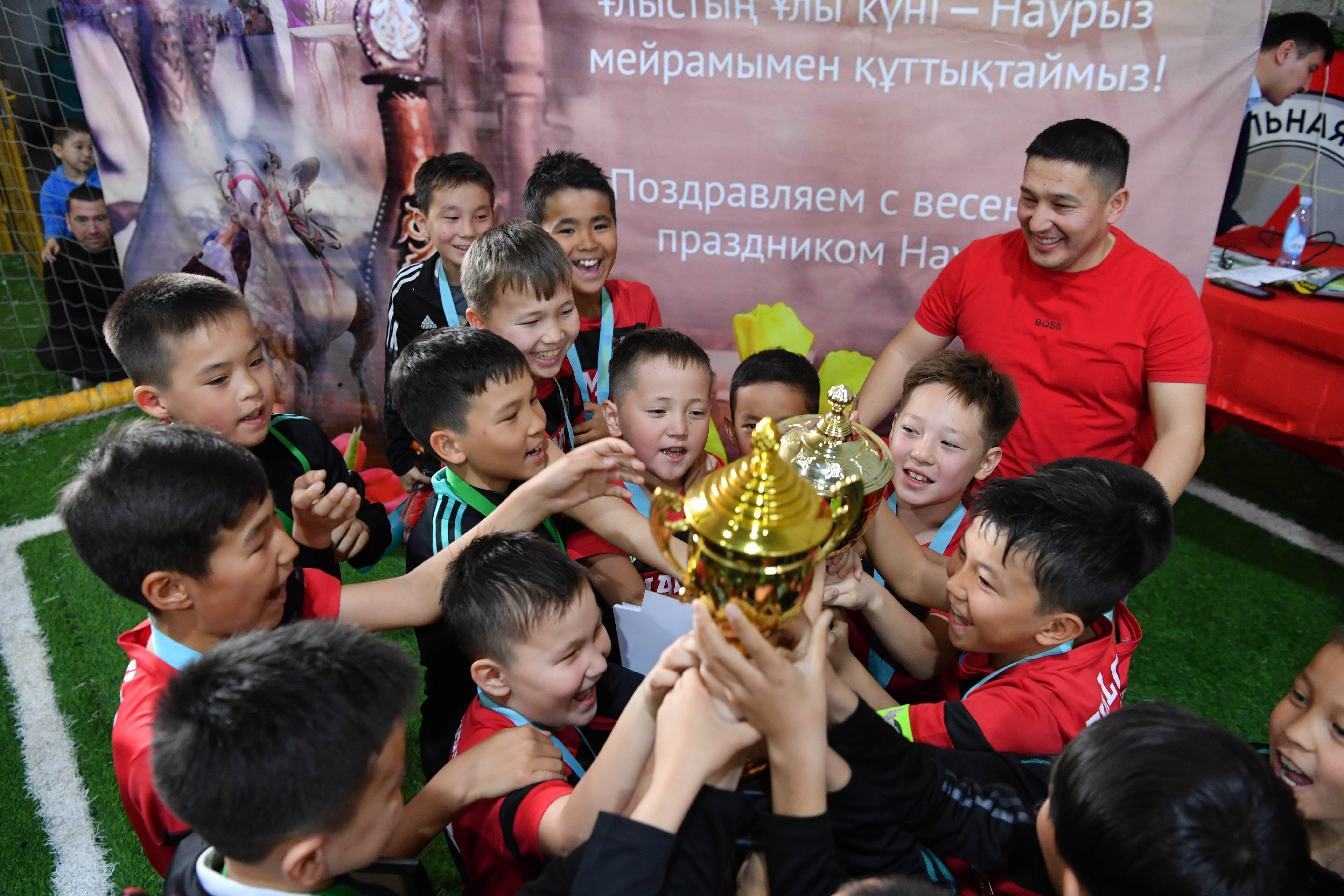 جاس فۋتبولشىلاردىڭ الاشقا قۇرمەتى