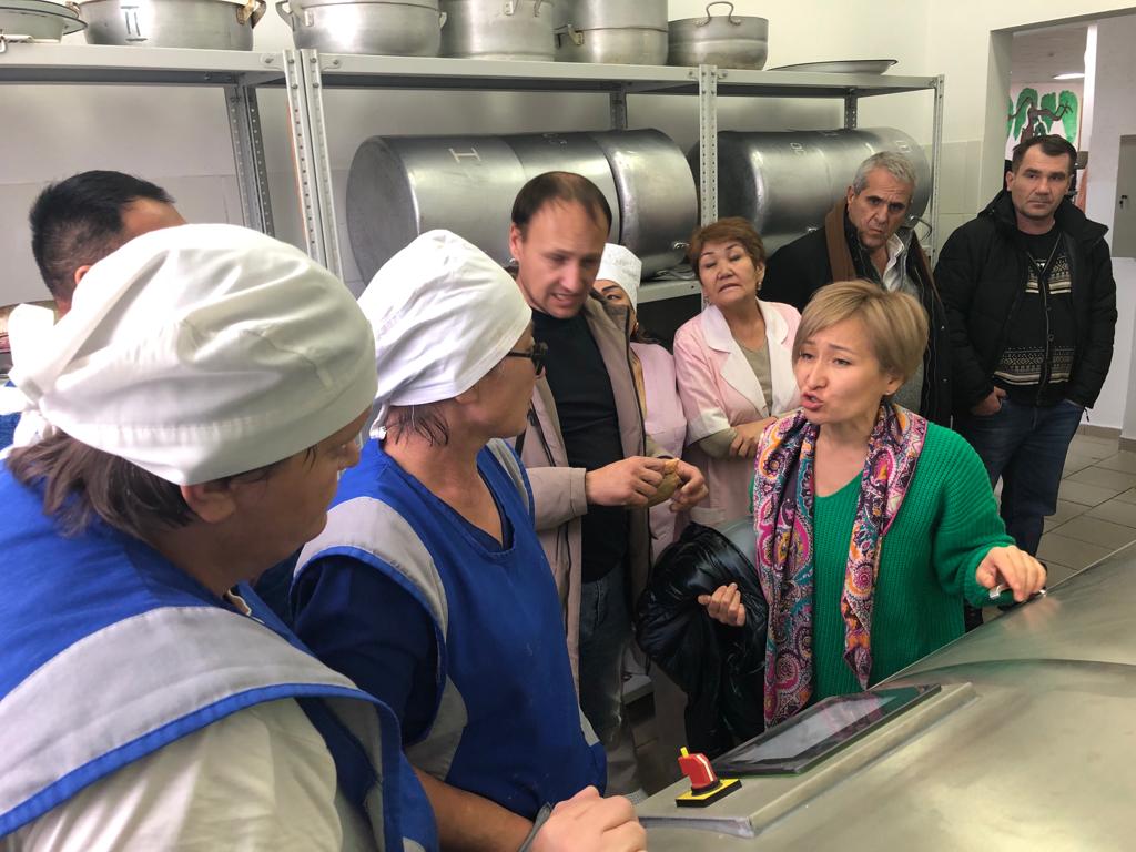 اقمولالىقتار تاماق قالدىعىن فرانتسۋز ۇلگىسىندە كادەگە جاراتىپ وتىر