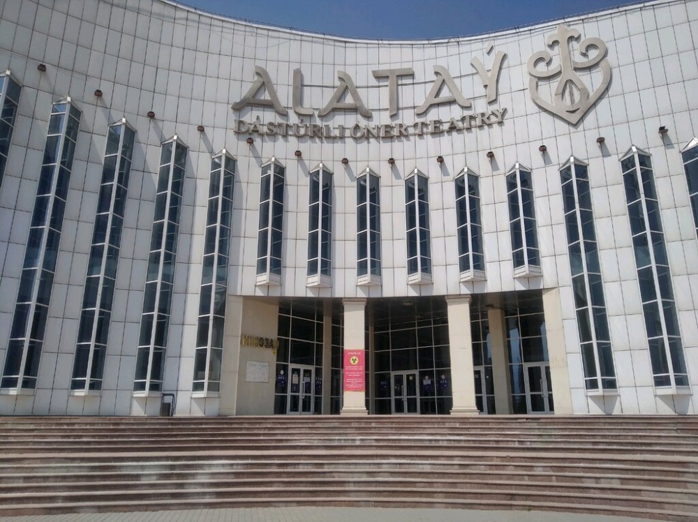 ىمداۋ تىلىندەگى العاشقى سپەكتاكل