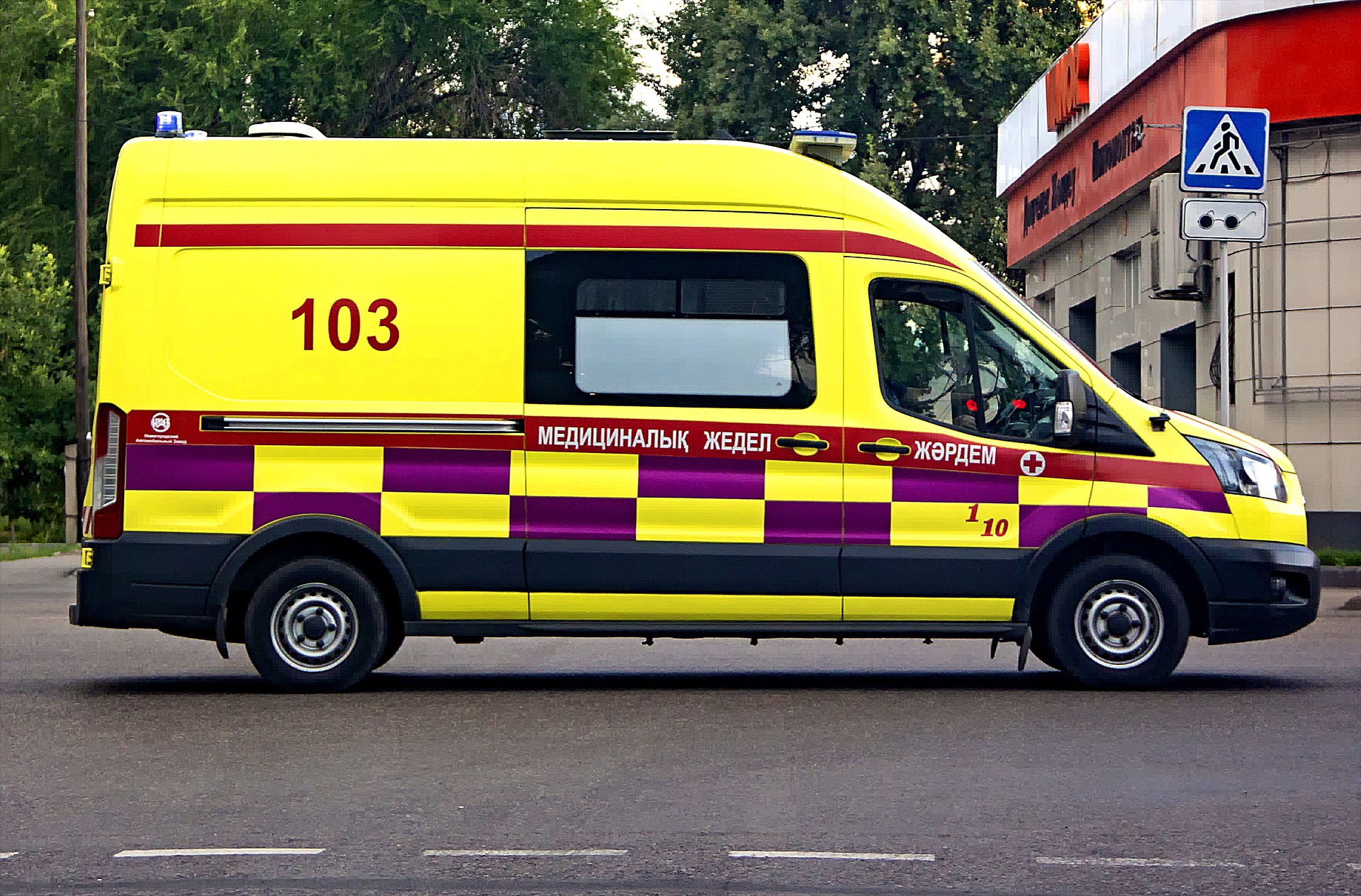 دارىگەرلەر جۇرەگى 18 مينۋتقا توقتاعان تۇرعىندى امان الىپ قالدى