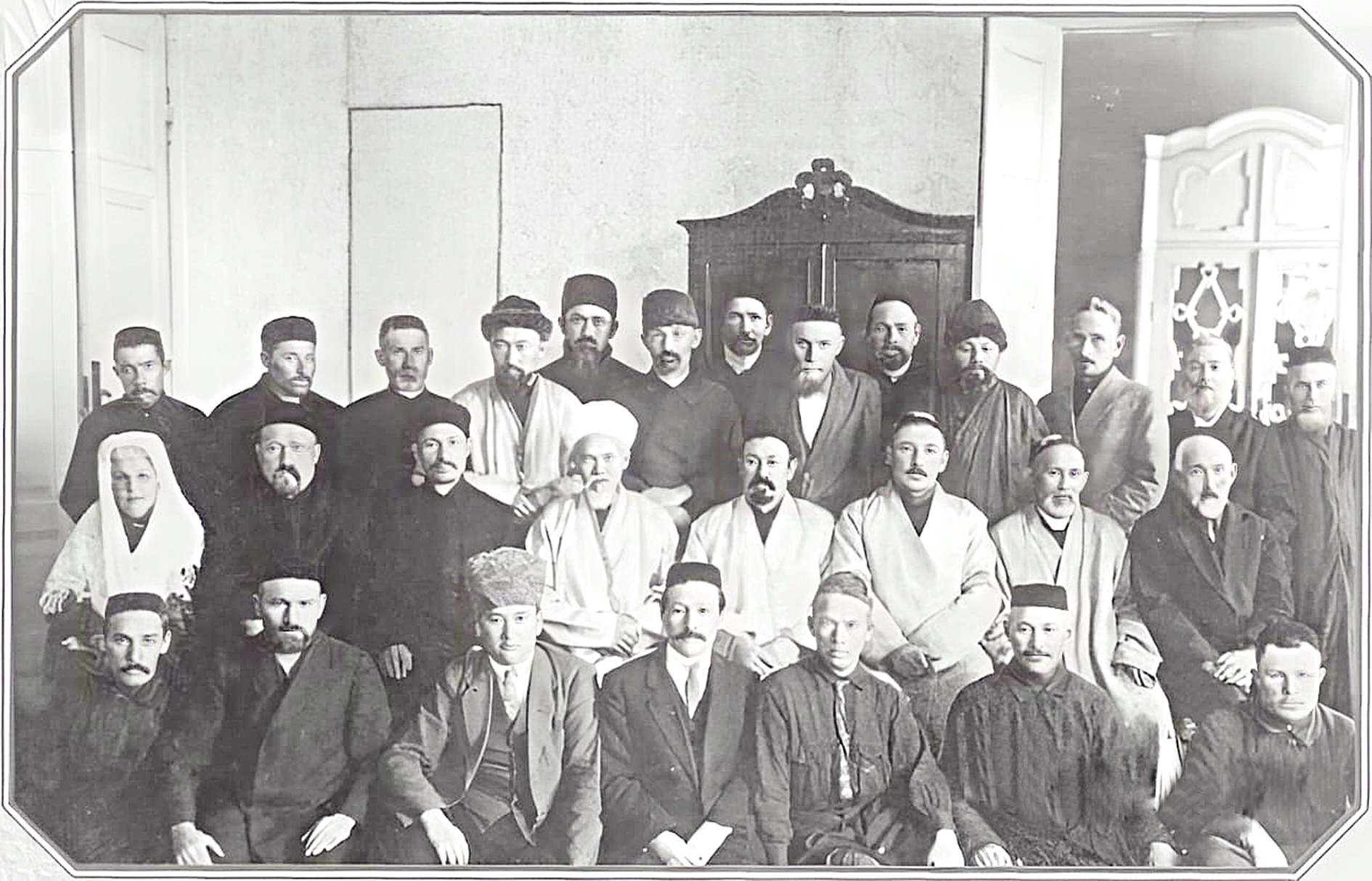 حازىرەتتەرگە تونگەن قارا بۇلت