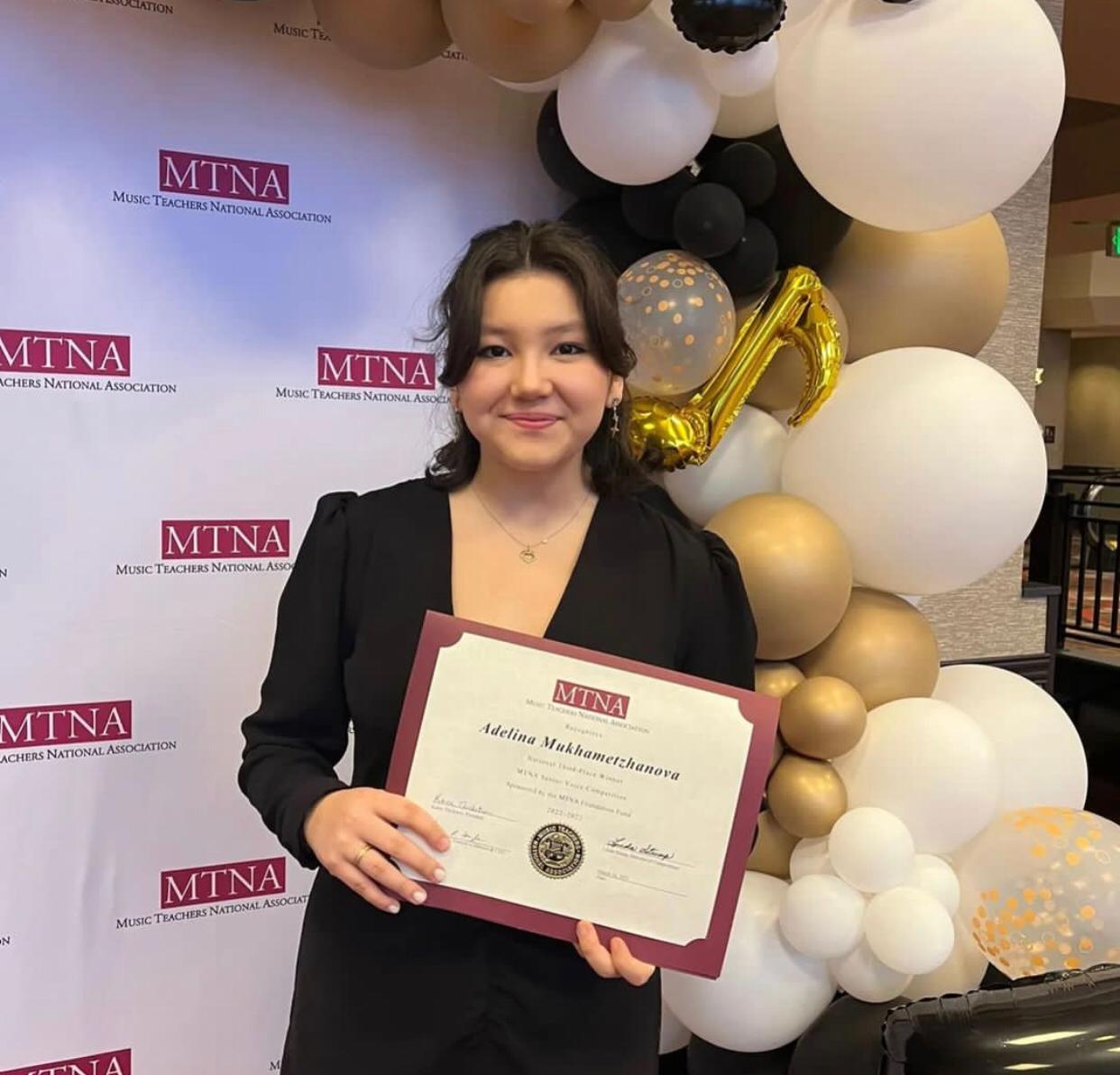 قازاقستاندىق ءانشى ادەلينا مۇحامەدجانوۆا اقش-تا جۇلدەلى بولدى