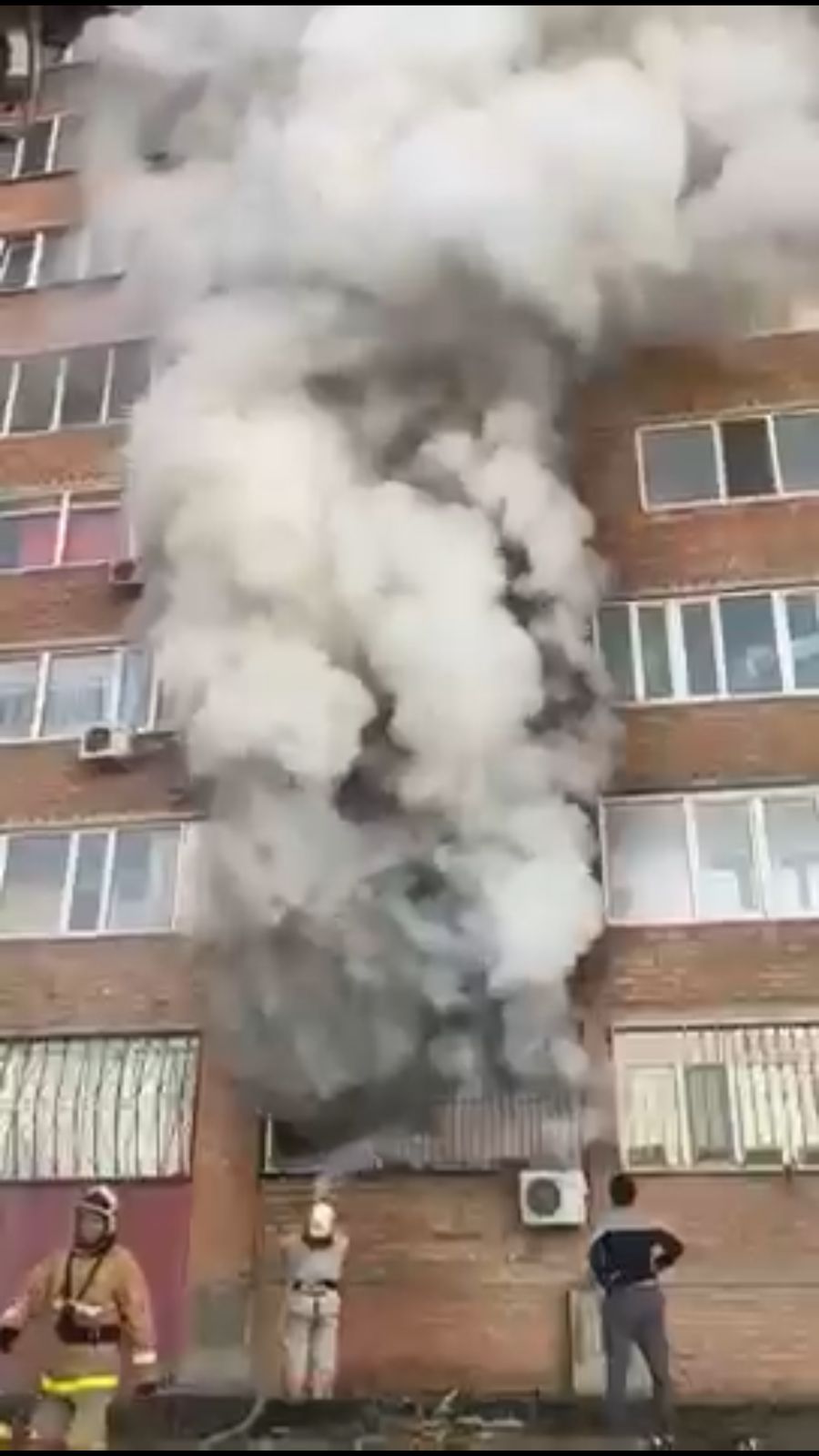 وسكەمەندە ورتەنىپ جاتقان ۇيدەن 15 ادام ەۆاكۋاتسيالاندى