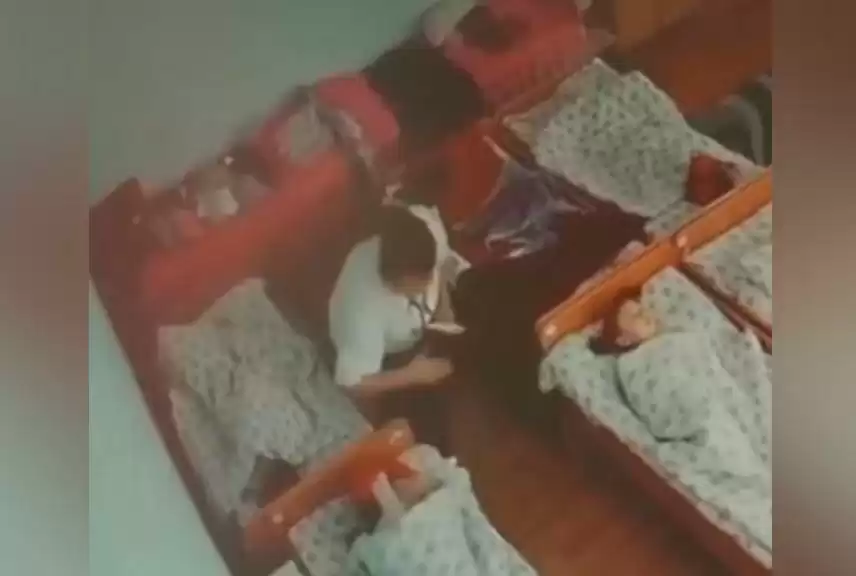 پاۆلوداردا بالاعا قول كوتەرگەن تاربيەشى جۇمىستان شىعارىلدى