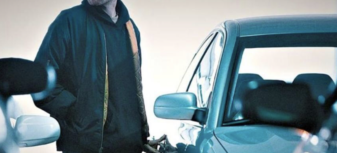 مەكتەپ مۇعالىمى ارىپتەسىنىڭ كولىگىن ۇرلادى دەگەن كۇدىككە ءىلىندى