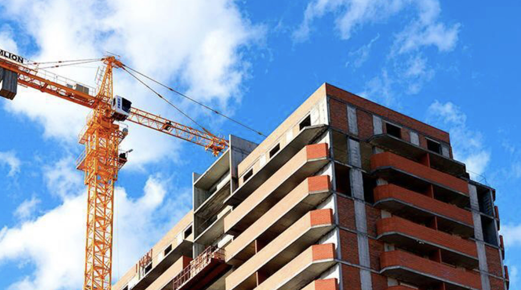 وسكەمەن تۇرعىندارىنان ۇلەسكەر رەتىندە زاڭسىز اقشا العان كومپانيا ءۇي قۇرىلىسىن اياقتامادى