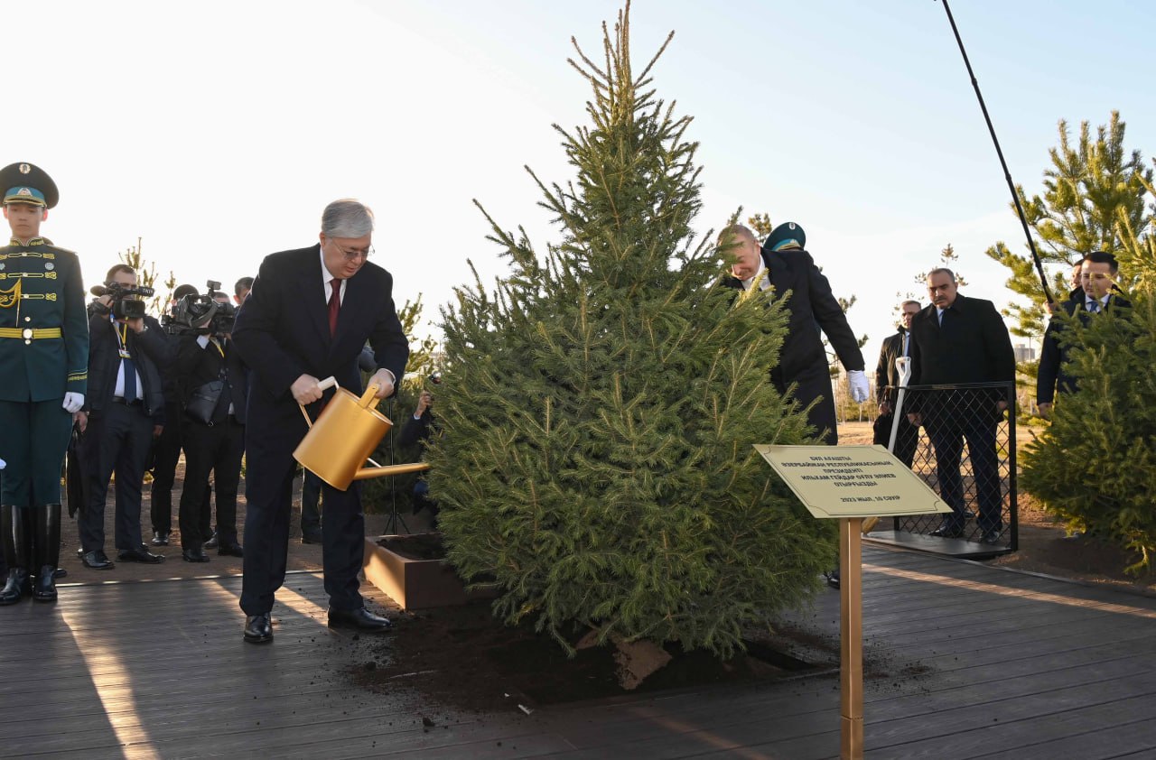 قاسىم-جومارت توقاەۆ پەن يلحام اليەۆ اعاش وتىرعىزدى