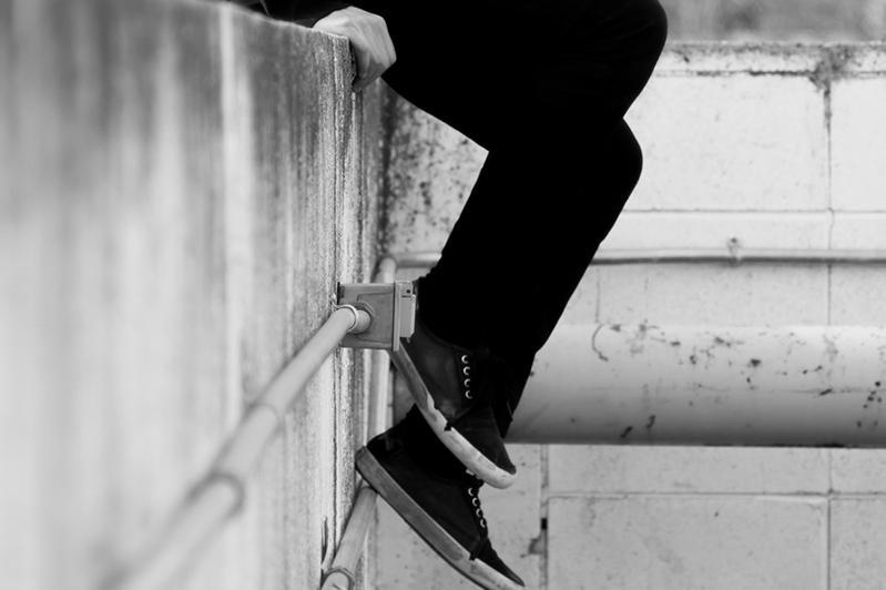 پوليتسەيلەر كوپىردەن سەكىرمەك بولعان ايەلدى قۇتقارىپ قالدى