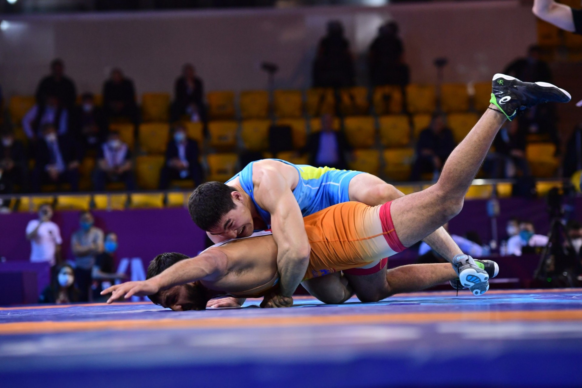 العاشقى كۇنى ءانۇران شىرقالعان جوق