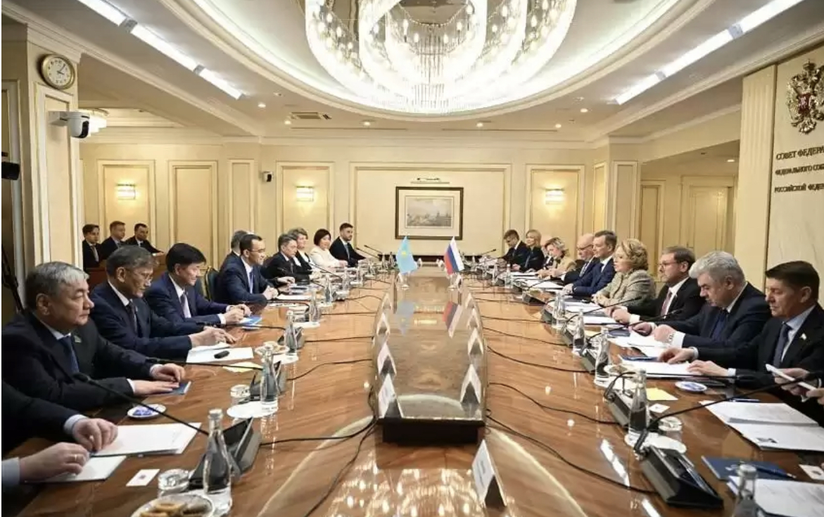 ماۋلەن اشىمباەۆ باستاعان ءبىر توپ دەپۋتات رەسمي ساپارمەن رەسەيگە باردى