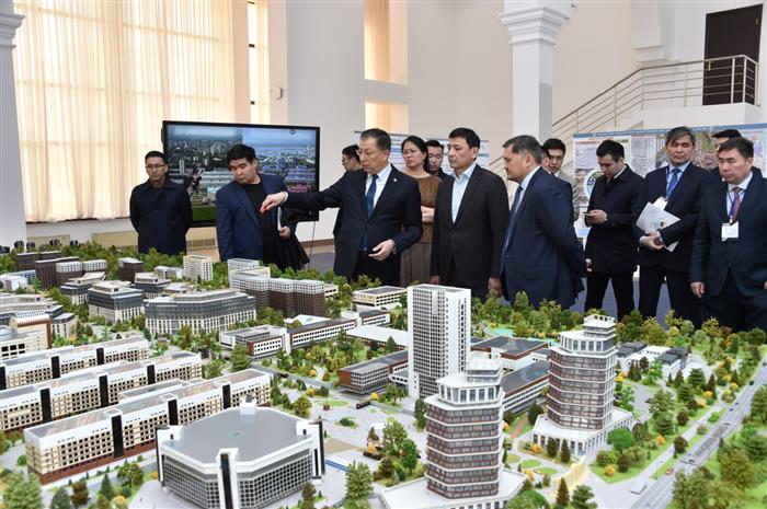 ۋنيۆەرسيتەت جۇمىسىمەن تانىستى