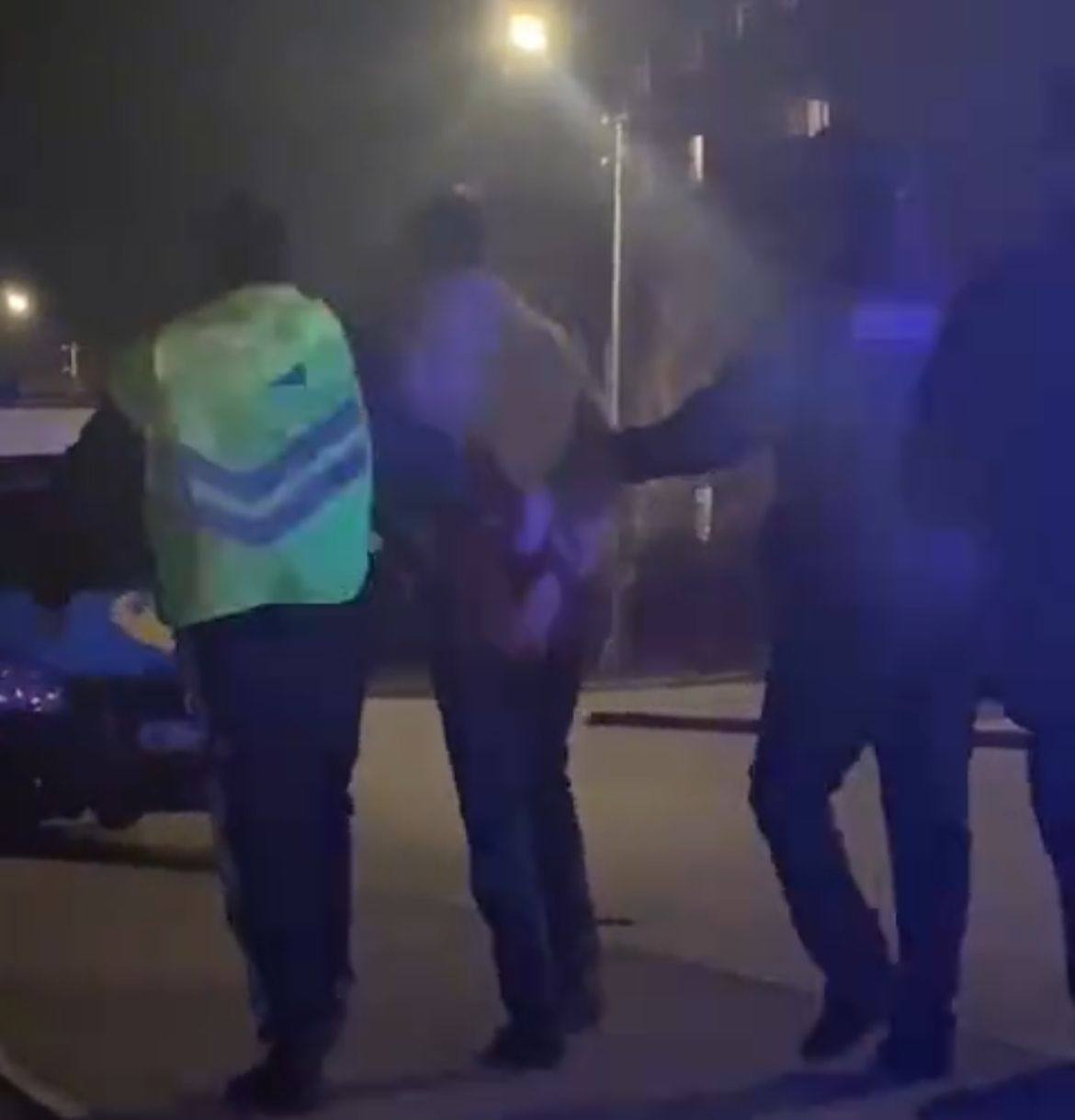 ەلوردالىق وقۋشى بۇزاقىنى ۇستاۋعا كومەكتەستى