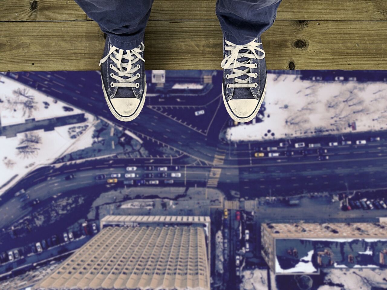 پوليتسەيلەر ماس كۇيدە 4-قاباتتان سەكىرمەك بولعان ادامدى قۇتقارىپ قالدى