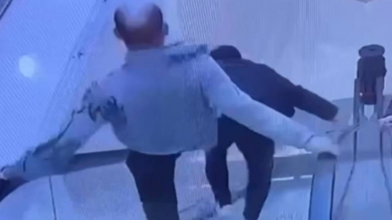 قاراعاندىدا ەر ادام ەسكالاتوردا تۇرعان جىگىتتى تەۋىپ قۇلاتتى