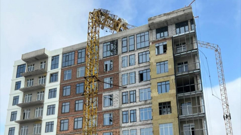 ەلوردادا تۇرعىن ءۇي كەشەنى ۇستىنە مۇنارا كرانى قۇلادى