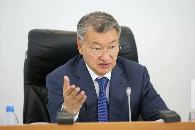 «وسكەمەننىڭ جەرى اكىمگە تيەسىلى»: دانيال احمەتوۆ ەكس-ماجىلىسمەننىڭ ءسوزىن جوققا شىعاردى