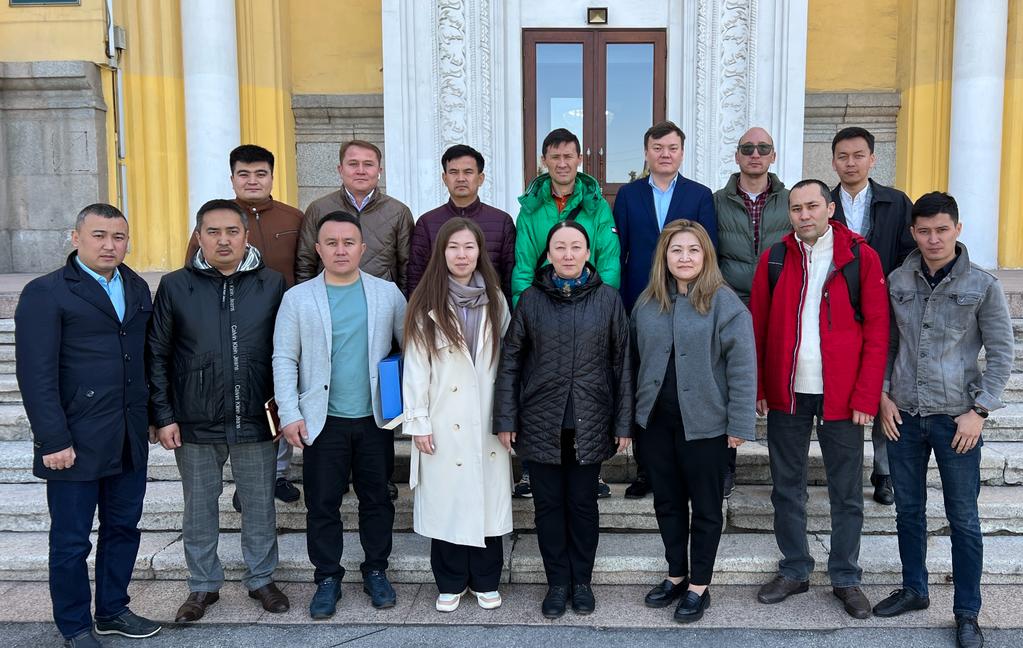 عىلىمعا سەرپىن بەرەتىن – جاستار