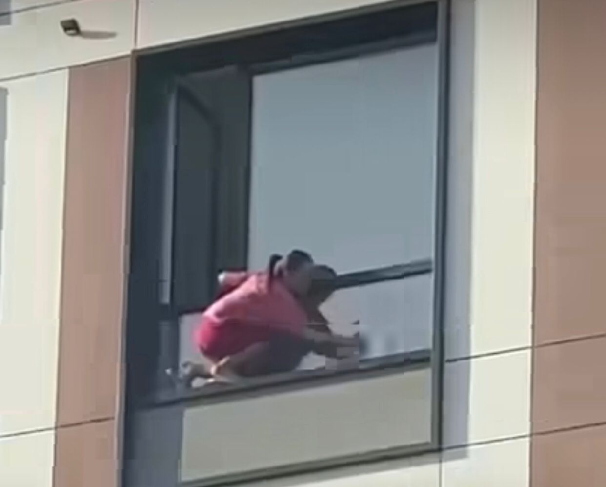 17-قاباتتىڭ تەرەزەسىن جۋعان ەلوردا تۇرعىنى جۇرتتىڭ جاعاسىن ۇستاتتى